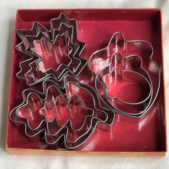 Vintage Wilton Leaves & Acorns 9 Piece Cookie Cutter Set NEW in Box - Picture 3 of 3